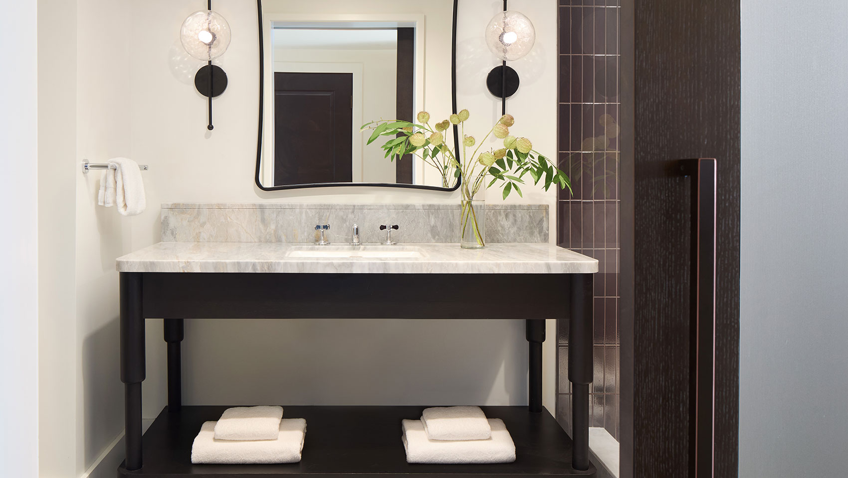 Mirador guest bathroom